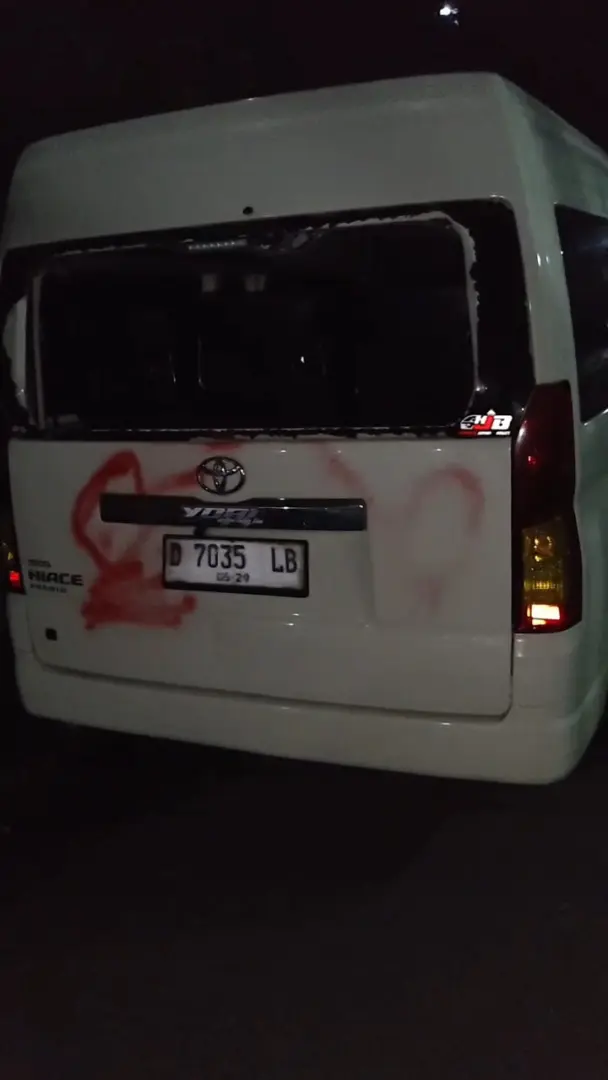 Kondisi mobil travel yang dirusak sekelompok orang di kawasan Cikapayang-Tamansari, Kota Bandung (Dok. TikTok/athar_travel)