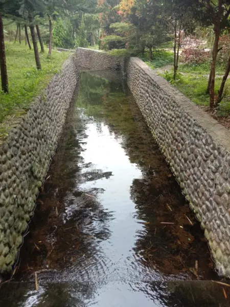 Aliran mata air di Wetland Park Cisurupan