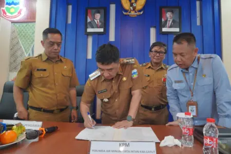Bupati Garut Tekankan Ekspansi Sambungan Rumah dalam Rapat KPM Perumda Tirta Intan 2025 Bupati Garut tandatangani Pengesahan laporan keuangan 2025 Perumda Tirta Intan Garut