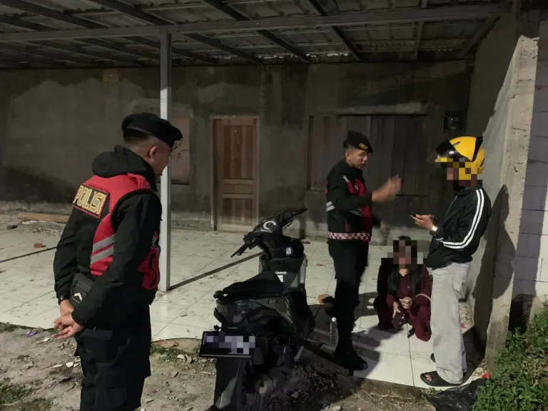 Kepergok Tenggak Miras di Pinggir Jalan, Sepasang Muda-Mudi di Garut Diamankan Polisi Kepergok Tenggak Miras di Pinggir Jalan, Sepasang Muda-Mudi di Garut Diamankan Polisi