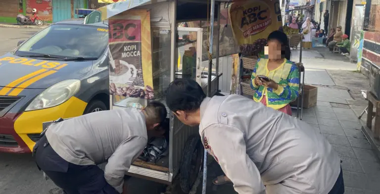 Polsek Garut Kota Gerak Cepat Tindak Laporan Warga, 17 Botol Alkohol 70 Persen Diamankan Polsek Garut Kota Gerak Cepat Tindak Laporan Warga, 17 Botol Alkohol 70 Persen Diamankan