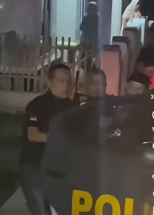 Saat penjemputan pelaku pencabulan oknum guru ngaji dan pimpinan pondok.pesanterw. Dj Samarang Garut.
