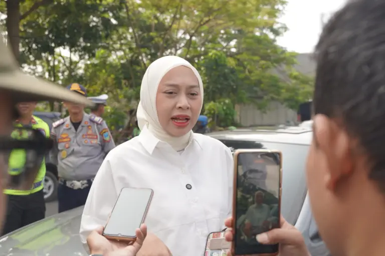 Wabup Garut Putri Karlina Tinjau Operasi Gabungan Pajak Kendaraan, Potensi PAD Capai Rp100 Miliar Wakil Bupati Garut Putri Karlina meninjau langsung pelaksanaan Operasi Gabungan (Opsgab) Pajak Kendaraan Bermotor di Bundaran SMKN 2 Garut