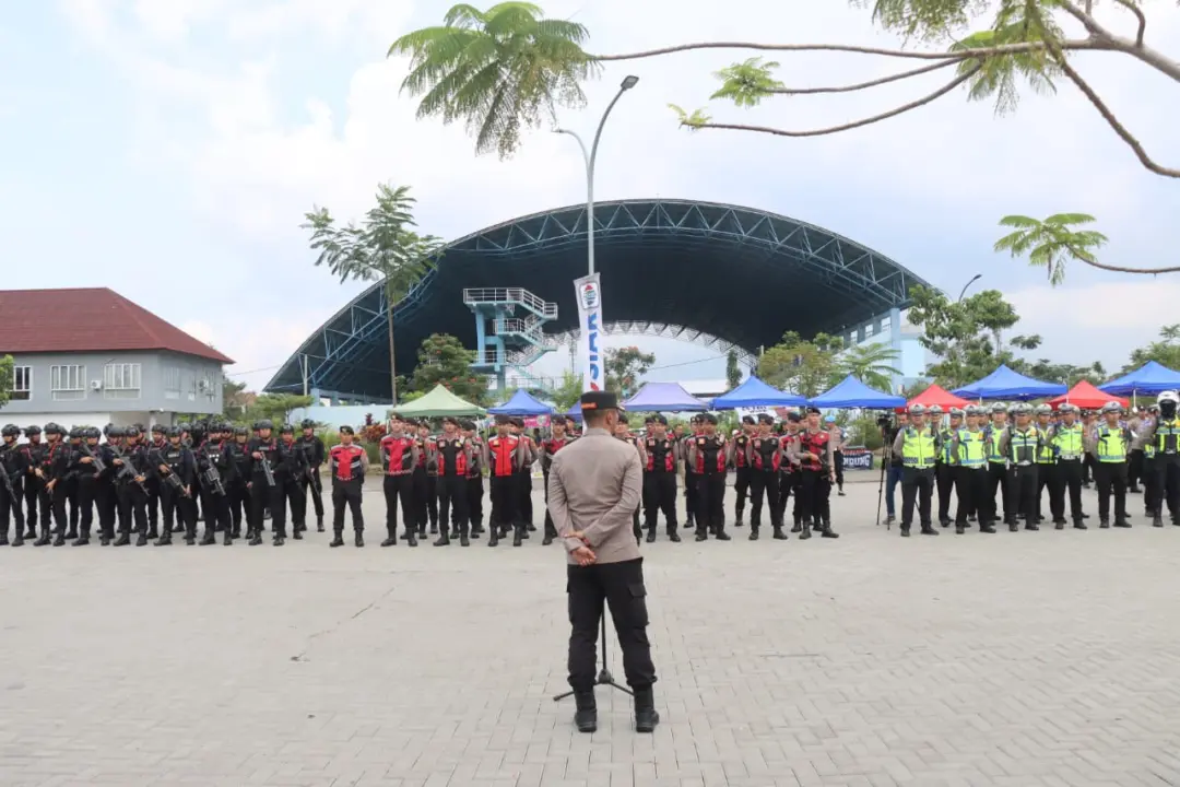 Satuan Polres lakukan Pengamanan lokasi menjelang Nobar Di SOR Ciateul Tarogong Garut.sabtu (Humas)