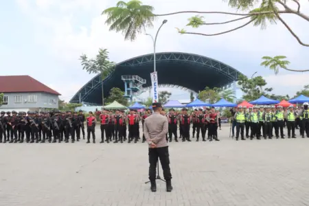 Polres Garut Siagakan 571 Personel Gabungan Amankan Nobar Persib vs Persijap di SOR Adiwijaya Satuan Polres lakukan Pengamanan lokasi menjelang Nobar Di SOR Ciateul Tarogong Garut.sabtu (Humas)