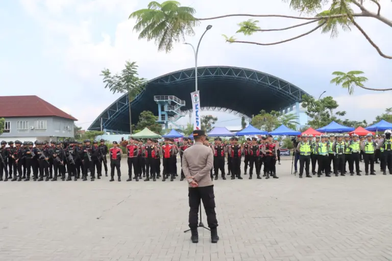Polres Garut Siagakan 571 Personel Gabungan Amankan Nobar Persib vs Persijap di SOR Adiwijaya Satuan Polres lakukan Pengamanan lokasi menjelang Nobar Di SOR Ciateul Tarogong Garut.sabtu (Humas)