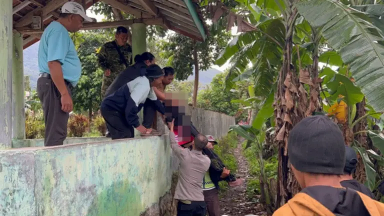 Pria Ditemukan Tak Bernyawa di Tarogong Kaler, Polisi Lakukan Olah TKP Pria Ditemukan Meninggal Dunia di Kawasan TPA Panyabungan, Polisi Lakukan Penyelidikan