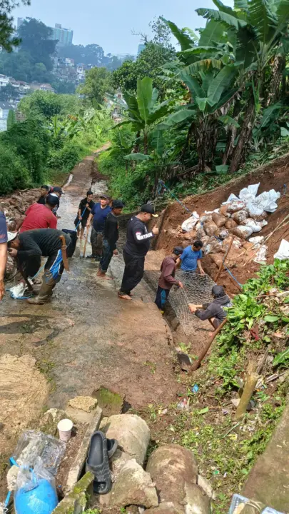 Mochamad Ulan Surlan Turun Tangan Bantu Warga Buka Akses Jalan Terdampak Longsor di Ciumbuleuit