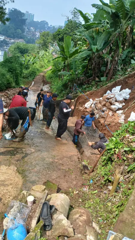 Mochamad Ulan Surlan Turun Tangan Bantu Warga Buka Akses Jalan Terdampak Longsor di Ciumbuleuit Mochamad Ulan Surlan Turun Tangan Bantu Warga Buka Akses Jalan Terdampak Longsor di Ciumbuleuit
