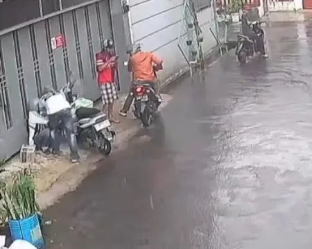 Aksi begal kurir di Jl. Maksudi, Kel. Panjunan, Kec. Astanaanyar, Kota Bandung, Minggu (3/5/2026) (Tangkapan layar IG/joshua_banjarnahor_)