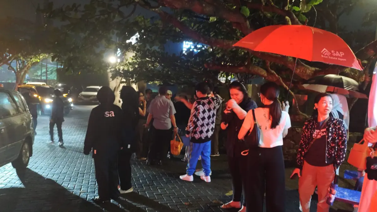 Kerumunan Penonton yang Batal Menikmati Candle Light Concert di Bandung yang Diselenggarakan oleh Fever