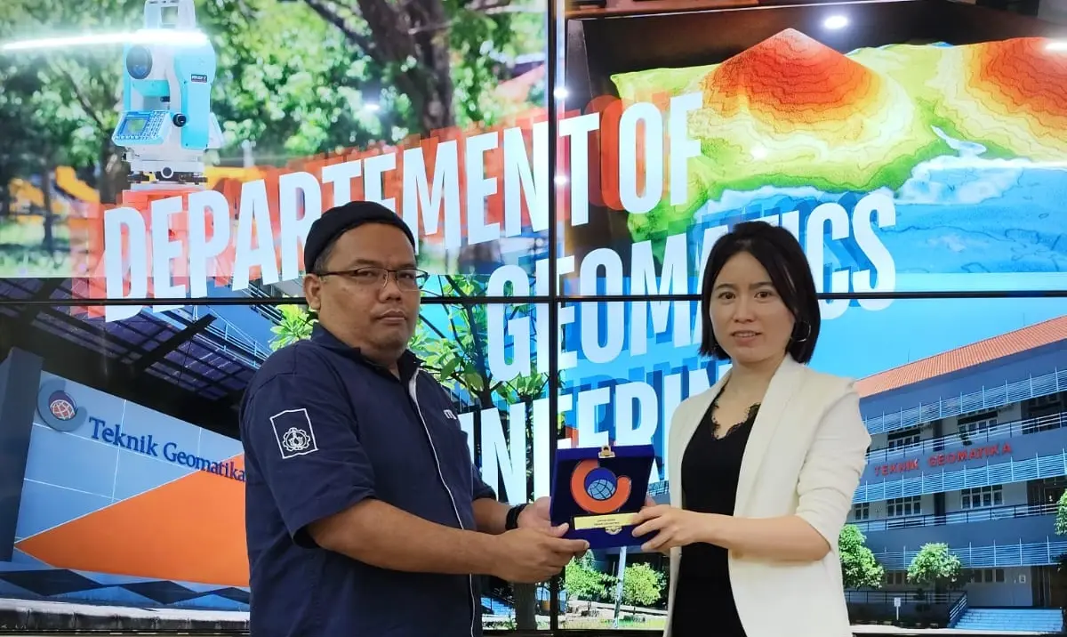 Ketua Departemen Teknik Geomatika ITS bersama GM International Business Supermap di acara Workshop Geo-AI di Kampus ITS Surabaya