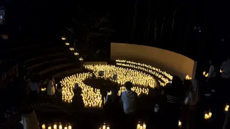 Penonton Menikmati Panggung Kosong Tanpa Pemain Saat Candle Light Concert yang Diselenggarakan oleh Fever
