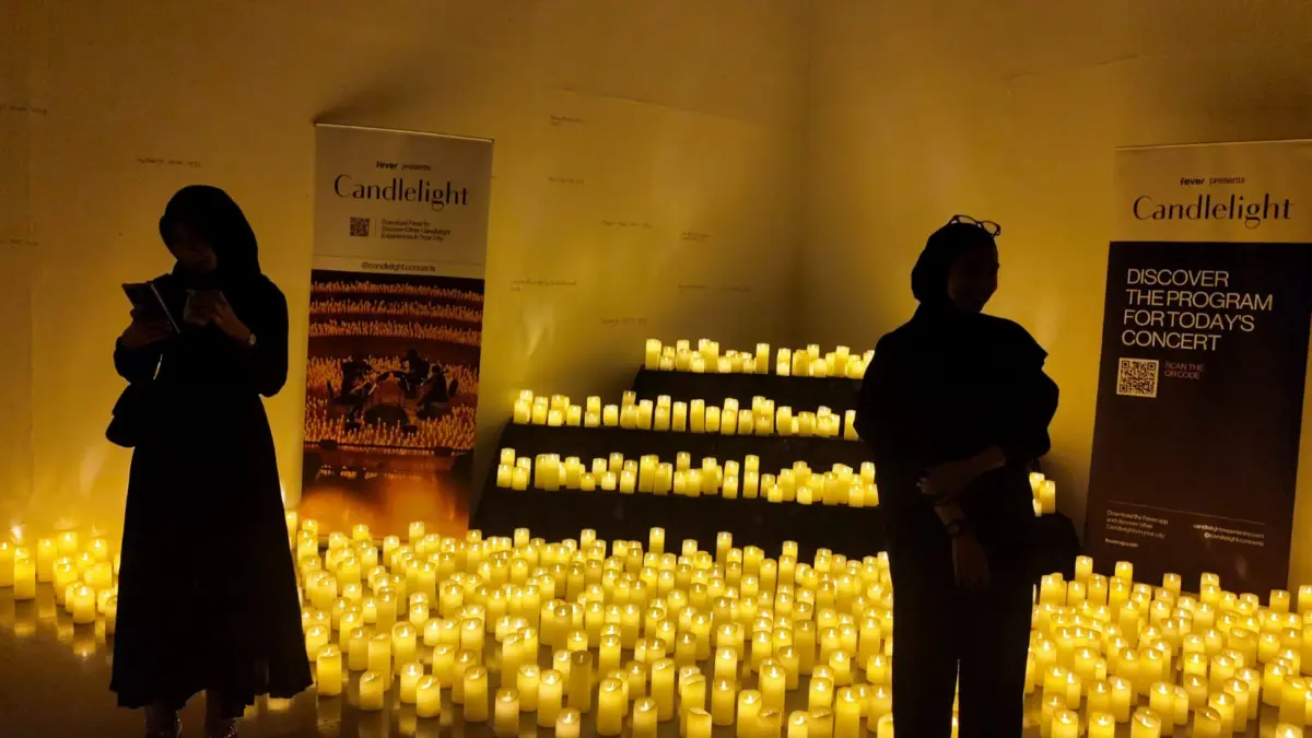 Sebagian Penonton Berfoto Di Depan Dekorasi Saat Candle Light Concert yang Gagal Diselenggarakan oleh Fever