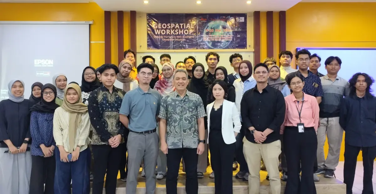 Sebagian Peserta dan Pemateri di acara Workshop Geo-AI ITB-ITS di Kampus ITS Surabaya