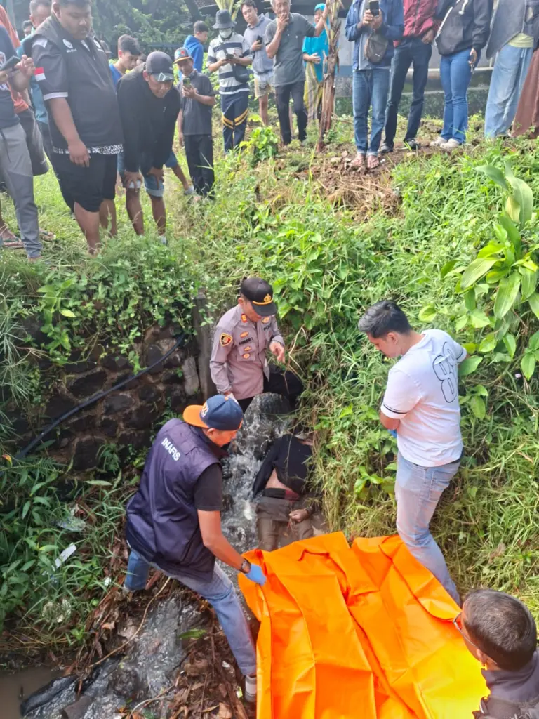 Polsek Cibatu Evakuasi Mayat Pria di Selokan, Identitas Korban Terungkap Polsek Cibatu Evakuasi Mayat Pria di Selokan, Identitas Korban Terungkap