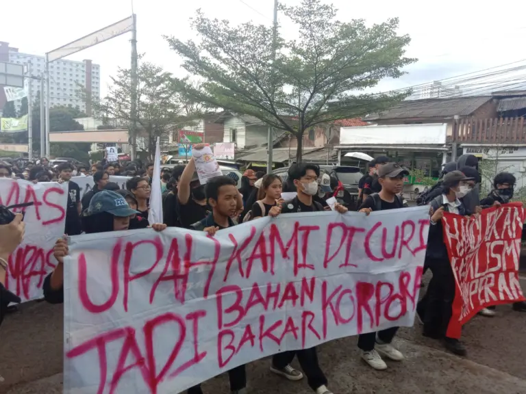 Ratusan Massa Ikuti Aksi Hari Buruh di Jatinangor, Bawa Puluhan Tuntutan Aksi massa peringatan Hari Buruh Internasional atau May Day 2026 di Jatinangor, Kab. Sumedang (1/5/2026)
