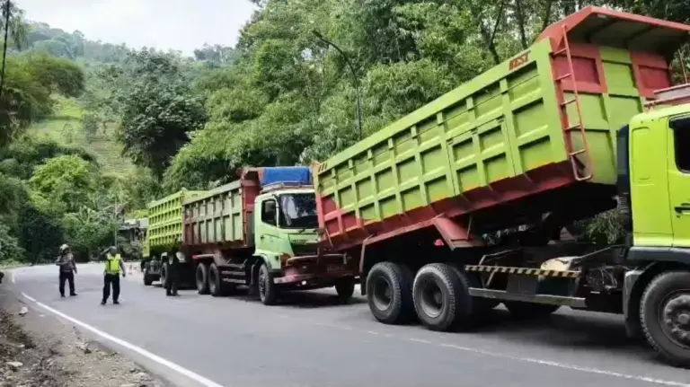 As Truk Toronton Patah di Kadungora, Polisi Terapkan Sistem Buka Tutup Arus As Truk Toronton Patah di Kadungora, Polisi Terapkan Sistem Buka Tutup Arus