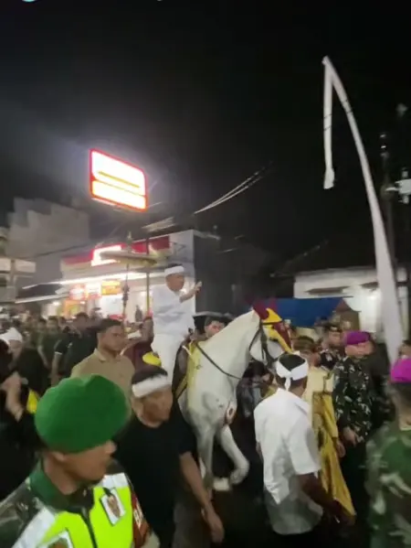 Kirab Mahkota Binokasih Meriahkan Milangkala Tatar Sunda 2026