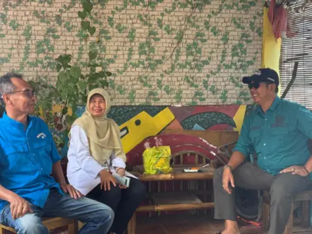 Anggota DPRD Kota Bandung AA Abdul Rozak saat meninjau kirmir yang jebol di Ujung Berung