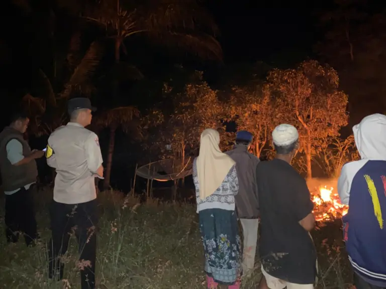 Rumah panggung di kecamatan Bungbulang Garut terbakar habis,pada Minggu malam.(17/5/2026)