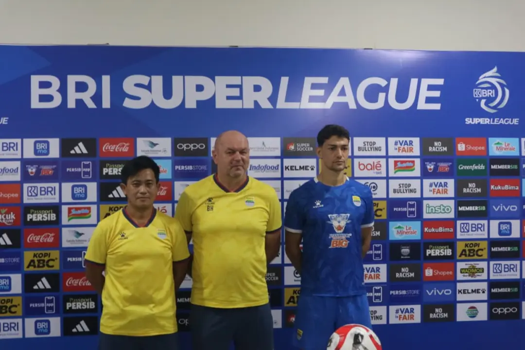 Pelatih Persib Bandung Bojan Hodak (Tengah) (Ardito/KOranmandala)