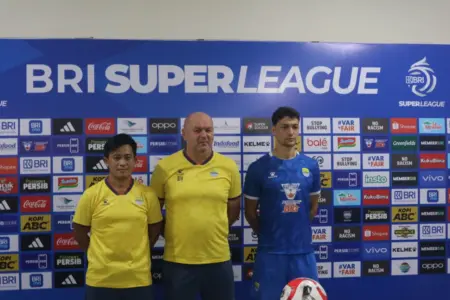 Pelatih Persib Bandung Bojan Hodak (Tengah) (Ardito/KOranmandala)