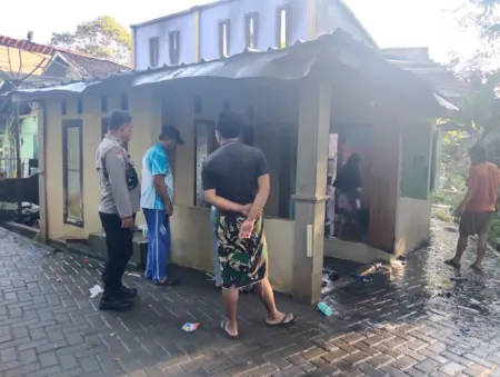 Diduga Korsleting Listrik, Rumah Guru PPPK di Cisompet Hangus Terbakar Saat Subuh Rumah Guru PPPK.terbakar.diduga dari kotlesting listrik di kecamatan Cisompet Garut,Jum'at (29/5/2026) dini hari
