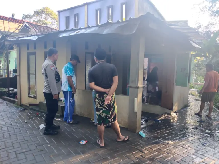 Rumah Guru PPPK.terbakar.diduga dari kotlesting listrik di kecamatan Cisompet Garut,Jum'at (29/5/2026) dini hari