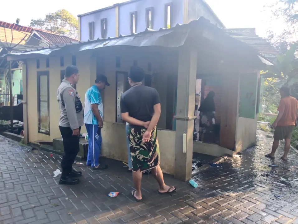 Rumah Guru PPPK.terbakar.diduga dari kotlesting listrik di kecamatan Cisompet Garut,Jum'at (29/5/2026) dini hari