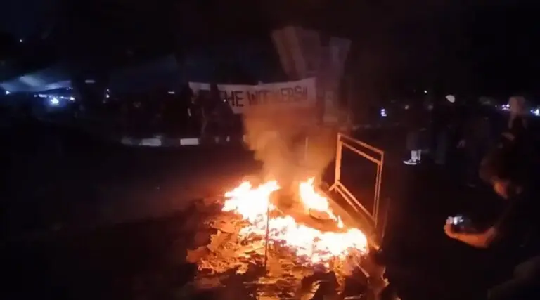 Aksi May Day di Bandung Berujung Ricuh, Pos Polisi di Simpang Tamansari Dibakar