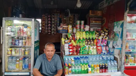 Nasib Terminal Cicaheum Masih Abu-Abu, Pedagang dan Pekerja Hidup dalam Ketidakpastian Salah satu Pedagang di Terminal Cicaheum Abah Atin. Sabtu 30/5/2026 (Sarah/Koran Mandala)