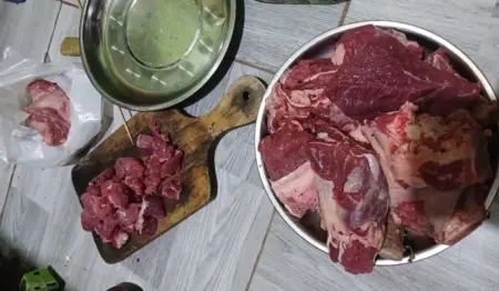 Pusing Setelah Makan Daging? Dokter Ingatkan Jangan Asal Minum Obat Kolesterol ilustrasi daging Kurban (foto : Gilang/ Koranmandala)