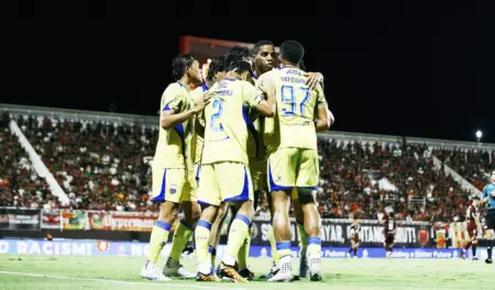 Igor Tolic Puji Mental Juara Persib Bandung, Ajak Tuntaskan Gelar di GBLA Sejumlah Pemain Persib Bandung saat merayakan kemenangan atas PSM Makassar