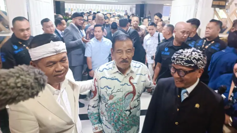 KDM Siapkan Bonus Rp2 Miliar Jika Persib Juara Lagi, Umuh Muchtar: Saya Terima dengan Senang Hati KDM Siapkan Bonus Rp2 Miliar Jika Persib Juara Lagi. Rabu 3/6/2026 (Sarah/Koran Mandala)
