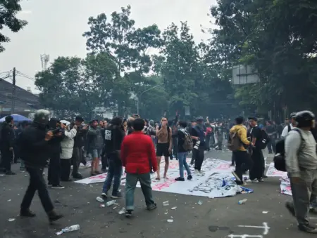 Mahasiswa berhamburan saat petasan meledak ketika pembubaran aksi di depan Gedung DPRD Jawa Barat, Bandung, Senin (15/6/2026)