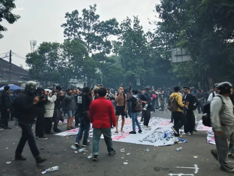 Ledakan Petasan Warnai Pembubaran Aksi Mahasiswa di DPRD Jabar Mahasiswa berhamburan saat petasan meledak ketika pembubaran aksi di depan Gedung DPRD Jawa Barat, Bandung, Senin (15/6/2026)