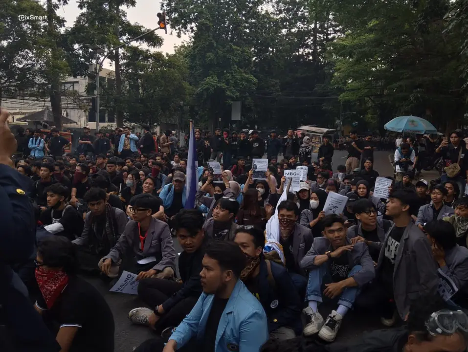 Mahasiswa Bandung Serukan Penghapusan MBG, Sebut Demokrasi Indonesia Mengalami Kecacatan Senin 15/6/2026 (Sarah/Koran Mandala)