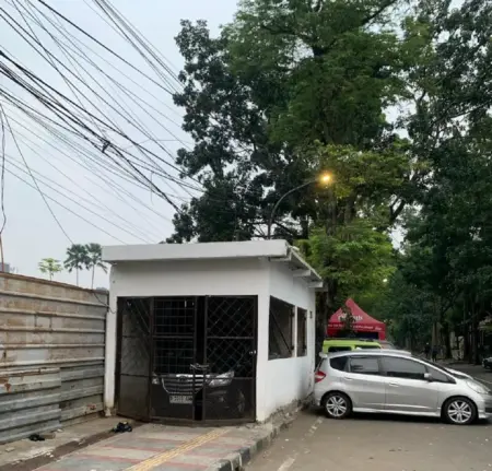 Viral! Trotoar Jadi Garasi Mobil, DPRD Kota Bandung Desak Pemkot Bertindak Trotoar di jln Ambon jadi Garasi Mobil (Istimewa)