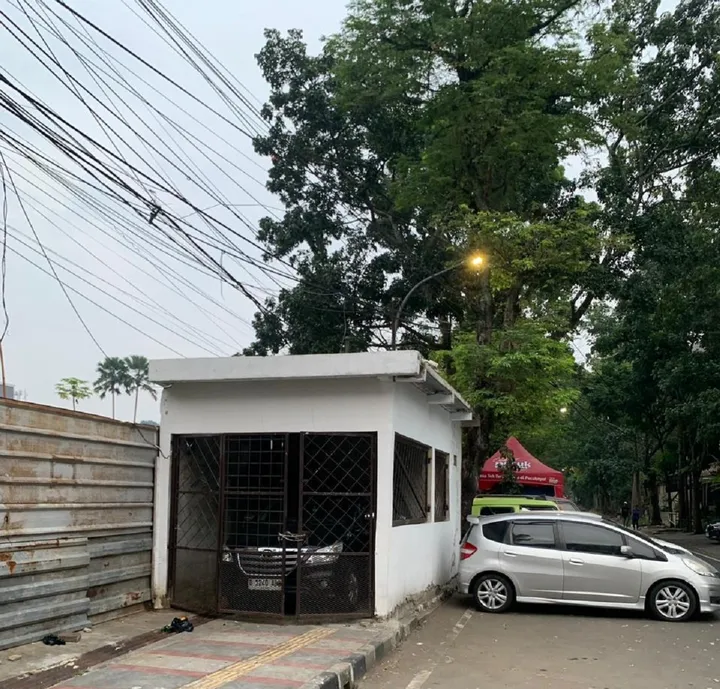 Viral! Trotoar Jadi Garasi Mobil, DPRD Kota Bandung Desak Pemkot Bertindak Trotoar di jln Ambon jadi Garasi Mobil (Istimewa)