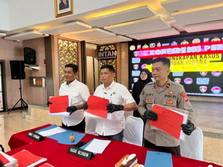 Mantan Kades Cipancar Jadi Tersangka Korupsi Dana Desa Rp653 Juta Pres konpres barang bukti tindak pidana oknum Kades Cipancar Garut,di Mapolres Garut Rabu (4/6/2026)