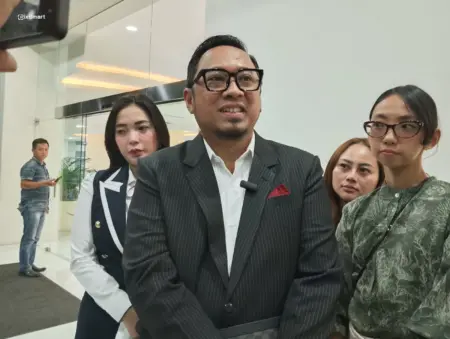 Hotman Paris Beri Dukungan Korban Penyekapan di Bandung Lewat Video Call Tim Hotman Paris, Raden Reza Pramadia (Sarah/Koran Mandala)