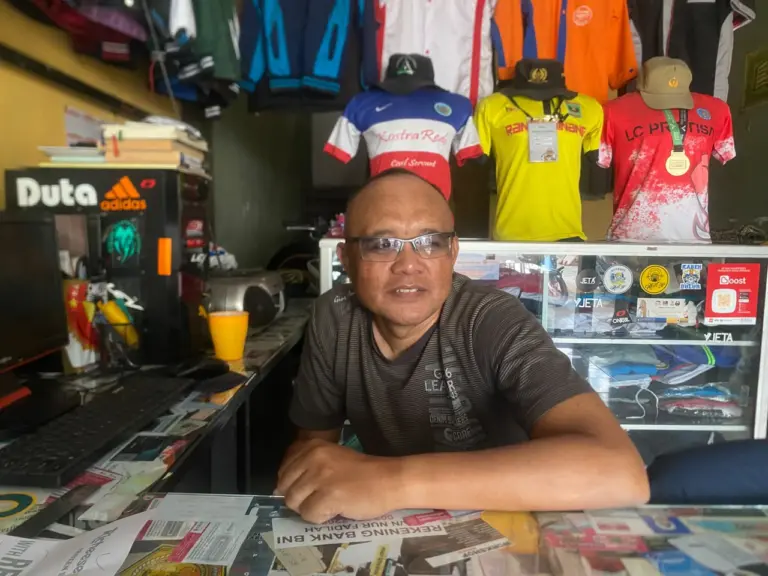 Dulu Ramai, Kini Pesanan Jersey Jelang Piala Dunia Tak Seramai Biasanya Redi Pemilik Toko Jersey di kawasan Kota Bandung. Rabu 10/6/2026 (Sarah/Koran Mandala)