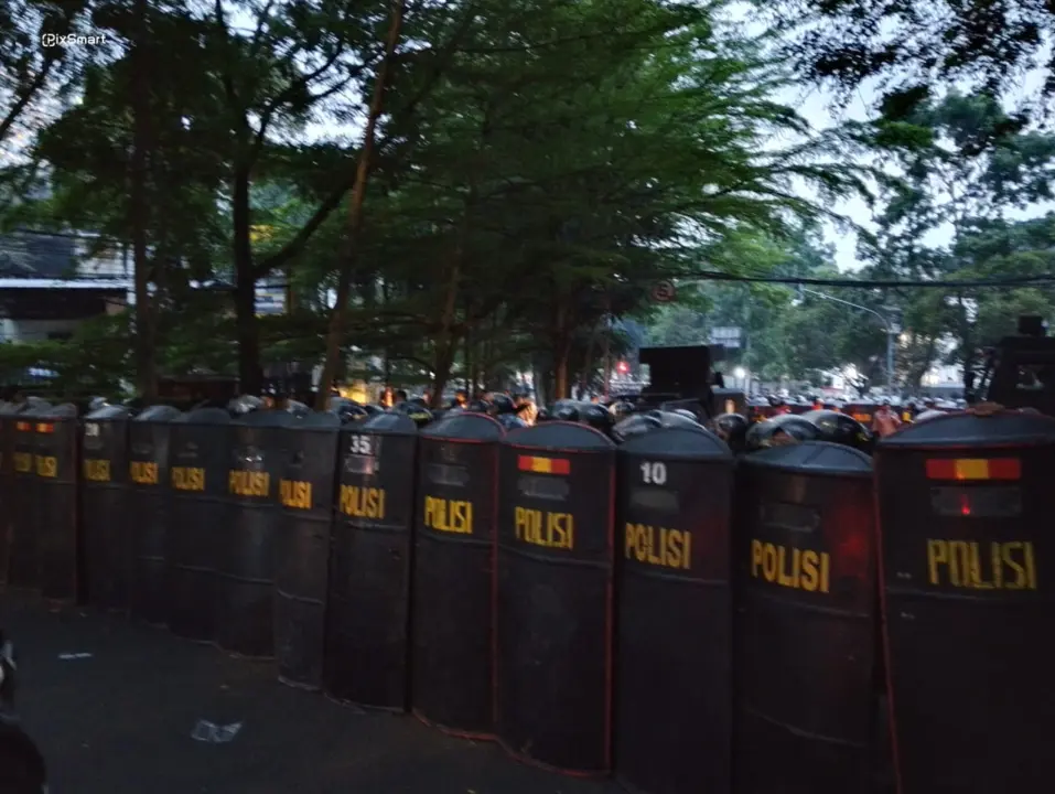 Setelah terdengar kericuhan, polisi segera membentuk barikade untuk mengamankan situasi. Senin 15/6/2026 (Sarah/Koran Mandala)