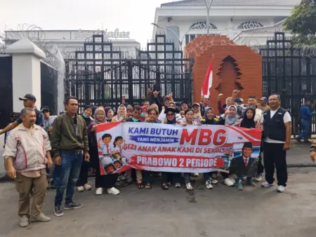Ribuan relawan MBG berunjuk rasa di depan DPRD Jawa Barat, Bandung, Kamis 25/6/2026 (Sarah/Koran Mandala)