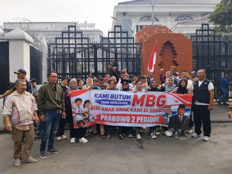 Ribuan relawan MBG berunjuk rasa di depan DPRD Jawa Barat, Bandung, Kamis 25/6/2026 (Sarah/Koran Mandala)