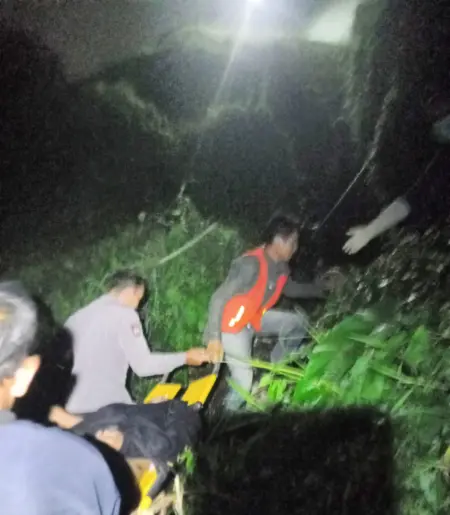 Polsek Bayongbong Evakuasi Perempuan yang Loncat dari Jembatan Sasak Besi Polsek Bayongbong Evakusi korban loncat dari jembatan,Senin (1/6/2026)