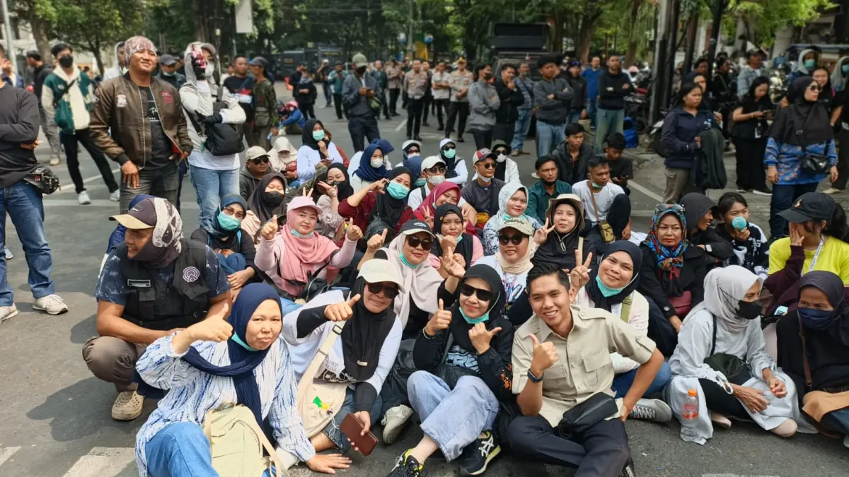 Ribuan relawan MBG berunjuk rasa di depan DPRD Jawa Barat, Bandung, Kamis 25/6/2026 (Sarah/Koran Mandala)