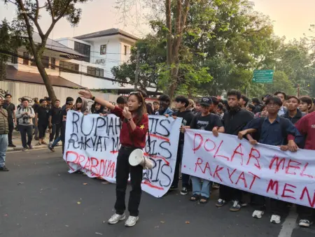Mahasiswa Bandung Tuntut Perbaikan Tata Kelola Negara Lewat Aksi di DPRD Jabar Suasana Aksi di depan Gedung DPRD Jabar. Kamis 11/6/2026 (Sarah/Koran Mandala)