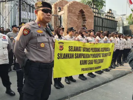 Sejumlah personel polrestabes bandung berjaga di depan Gedung DPRD Jabar. Kamis 11/06/2026 (Sarah/Koran Mandala)
